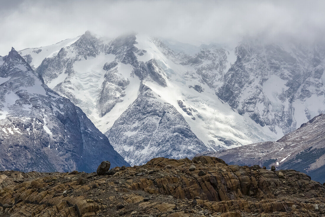 Schneebedeckte Berge im Torre Del Paine-Nationalpark im chilenischen Patagonien; Torres Del Paine, Magallanes, Chile