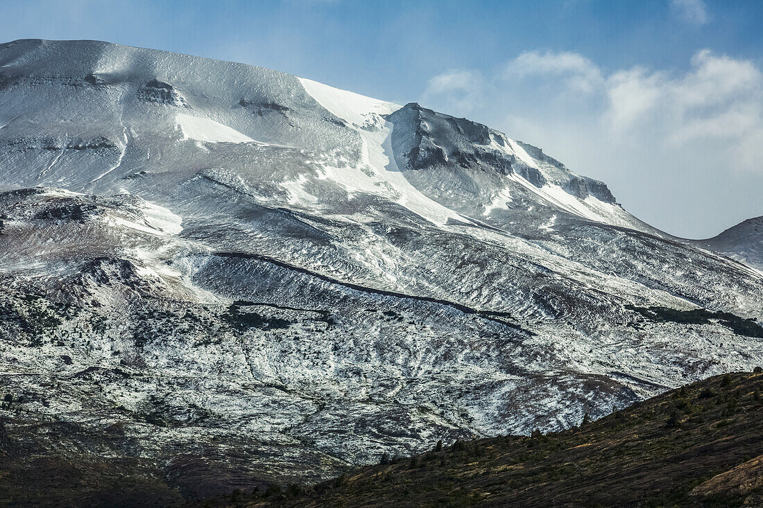 Berge entlang des Argentino-Sees bei El Calafate; Provinz Santa Cruz, Argentinien