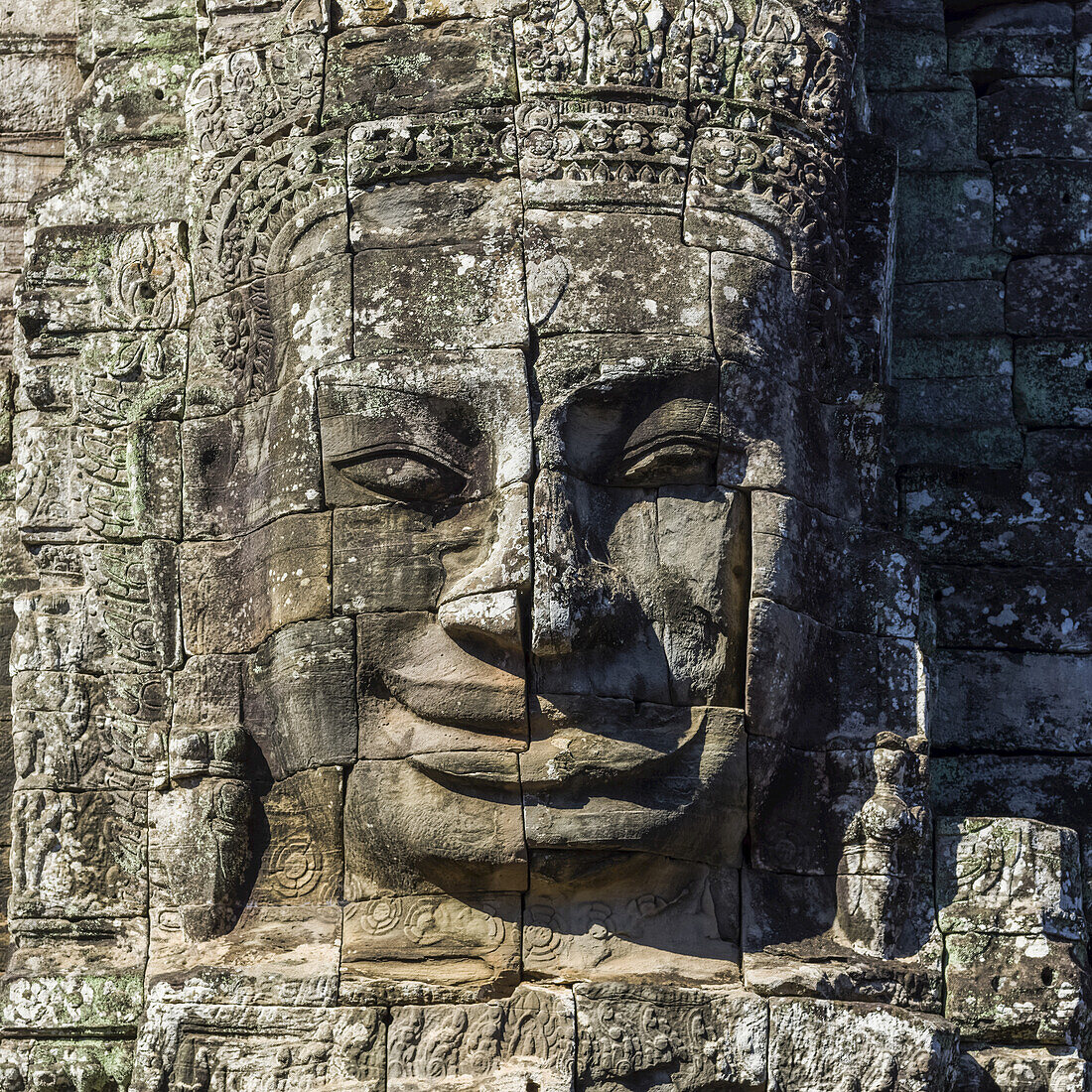 Buddhistische Statue am Bayon-Tempel, Angkor Thom, Archäologischer Park von Angkor; Krong Siem Reap, Provinz Siem Reap, Kambodscha.