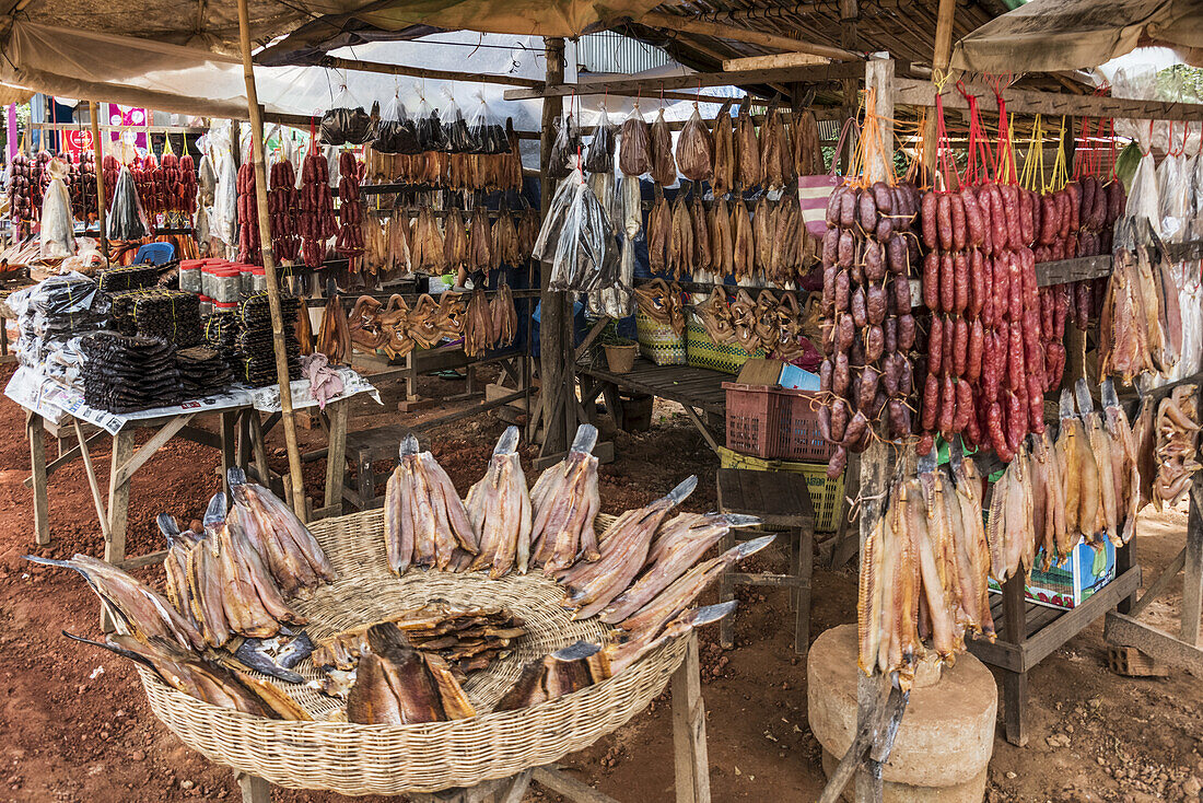 Fleisch in der Auslage für den Einzelhandel; Provinz Siem Reap, Kambodscha