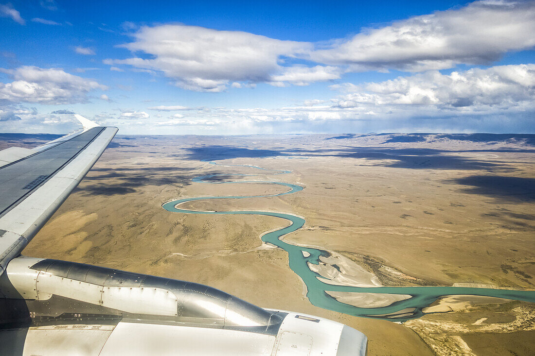 Luftaufnahme des China-Flusses bei der Landung in El Calafate, Argentinisches Patagonien; El Calafate, Provinz Santa Cruz, Argentinien.