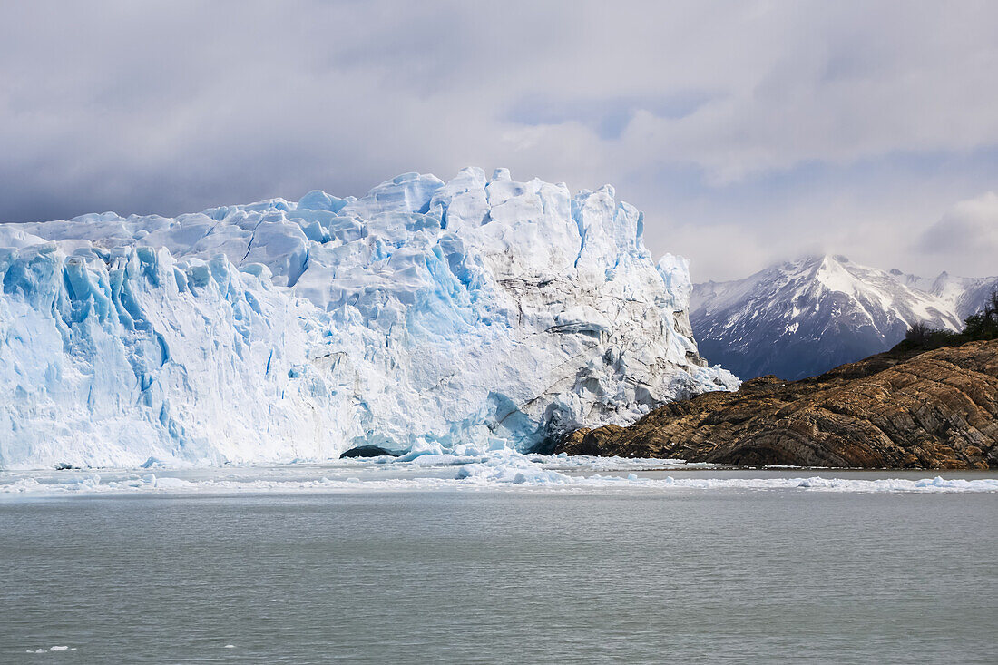 Perito-Moreno-Gletscher im Los-Glaciares-Nationalpark im argentinischen Patagonien, in der Nähe von El Calafate; Provinz Santa Cruz, Argentinien.