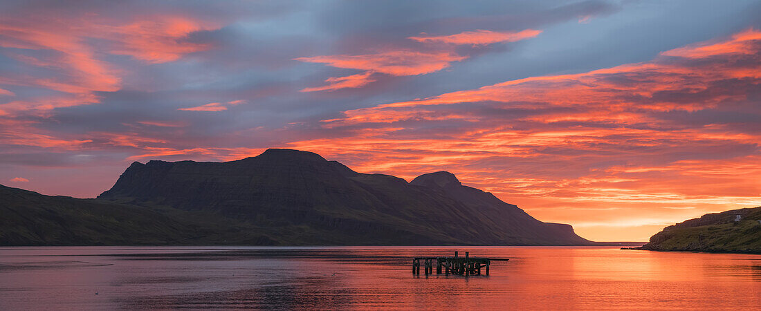 Sonnenaufgang über den Gewässern in der Nähe von Djupavik, Strandir-Küste; Westfjorde, Island