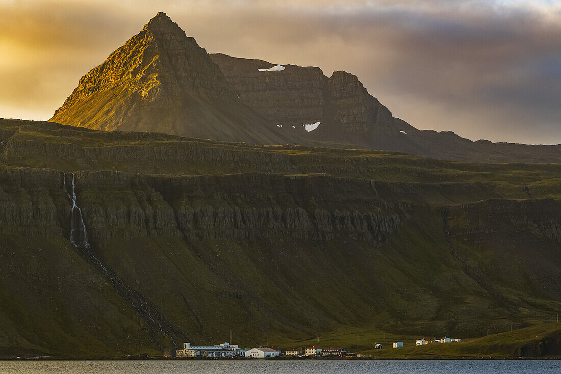 Das winzige Fischerdorf Djupavik liegt am Fuße der Klippen und des Wasserfalls entlang der Strandir-Küste; Westfjorde, Island