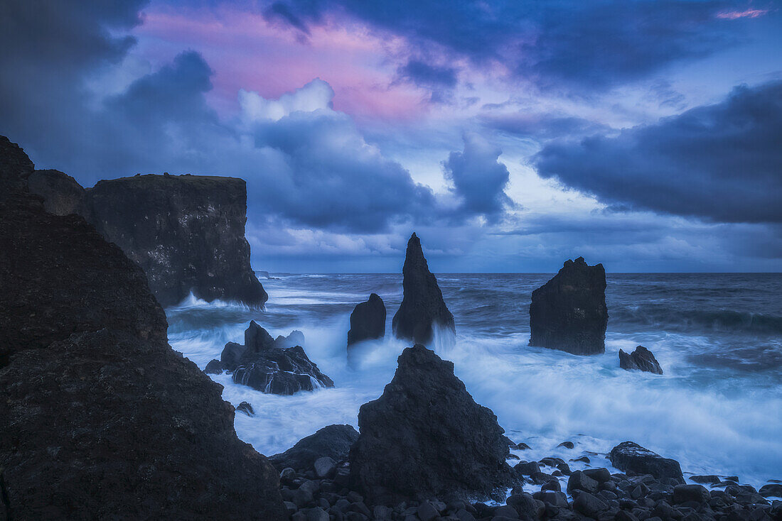 Sonnenuntergang über dem wilden Ozean entlang der Südwestküste von Island; Island