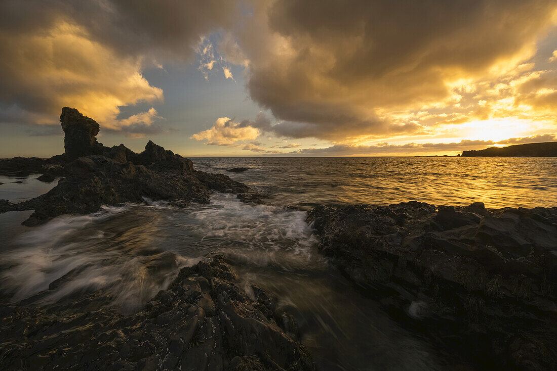 Sonnenuntergang über dem Djupalonsandur genannten Strand an der Westspitze der Halbinsel Snaefellsness; Island