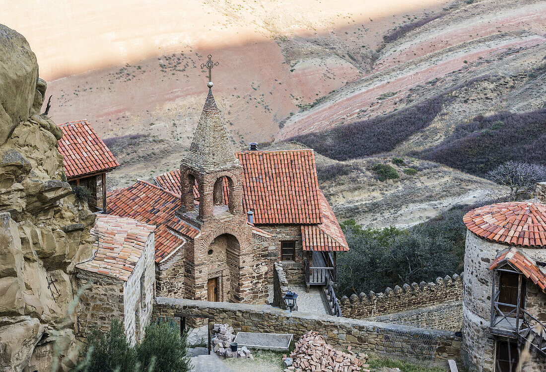 David-Gareja-Klosterkomplex (das in Felsen gehauene georgisch-orthodoxe Kloster aus dem 6. Jahrhundert mit Hunderten von Höhlenzellen, Kirchen, Kapellen, Refektorien und Wohnquartieren); Kachetien, Georgien