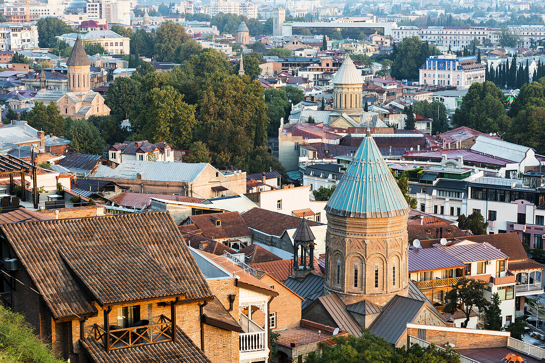 Tbilissi, die Hauptstadt und größte Stadt Georgiens, mit zahlreichen Kirchen; Tbilissi, Georgien.