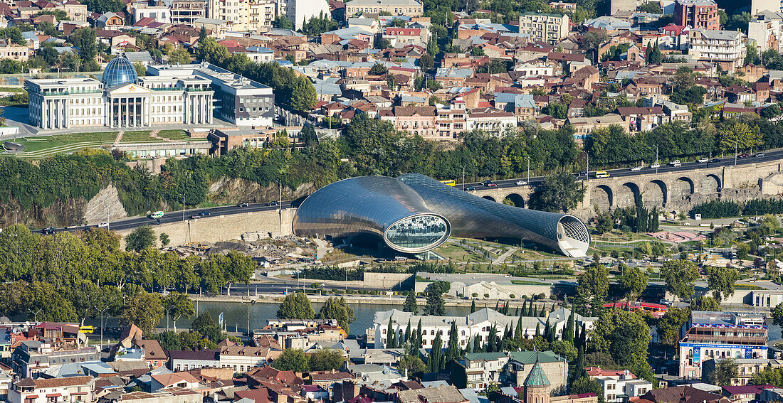 Tbilissi, die Hauptstadt und größte Stadt Georgiens, mit dem röhrenförmigen Konzertsaalgebäude; Tbilissi, Georgien.