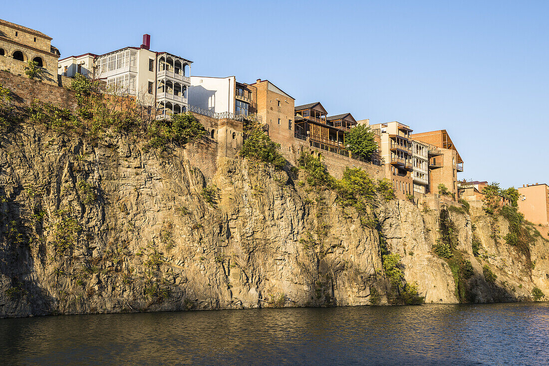 Ein Steilufer des Flusses Kura (Mtkvari) in Tiflis mit kompakter Wohnbebauung; Tiflis, Georgien.