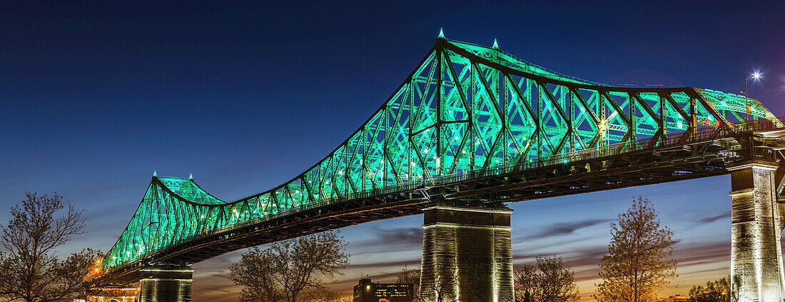 Jacque-Cartier-Brücke in der Abenddämmerung beleuchtet; Montreal, Quebec, Kanada