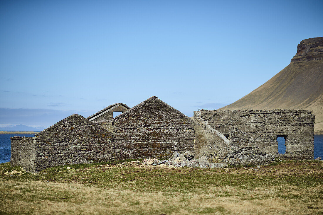 Ruinen von Gebäuden entlang der Küste, Halbinsel Snaefellsnes; Island