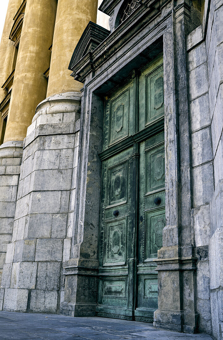 Grüne Türen der Ursulinen-Kirche; Ljubljana, Slowenien