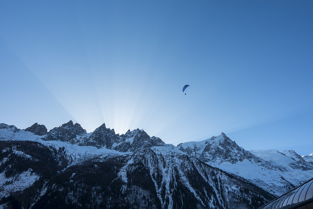 Gleitschirmfliegen über einer schroffen Bergkette; Chamonix, Frankreich
