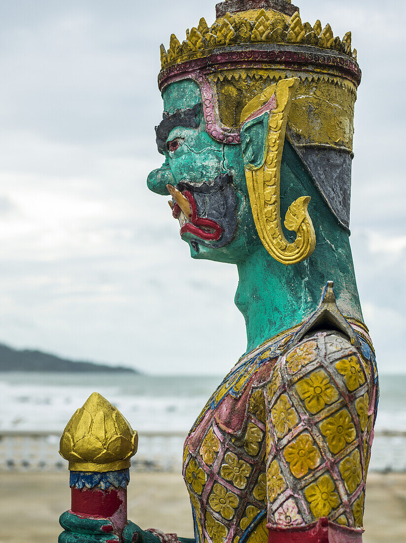 Nahaufnahme einer bunten, bemalten Statue und der Golf von Thailand im Hintergrund; Ko Samui, Chang Wat Surat Thani, Thailand