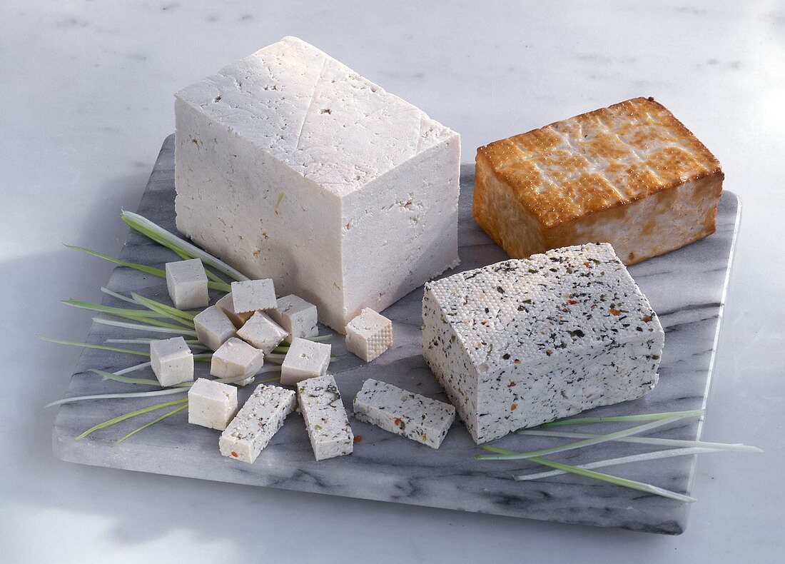 Tofu, Kräuter-Tofu & geräucherter Tofu auf Marmorplatte