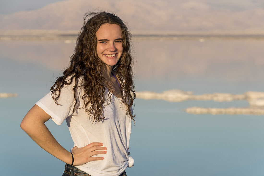 Porträt einer jungen Frau mit dem Toten Meer im Hintergrund; Süddistrikt, Israel.