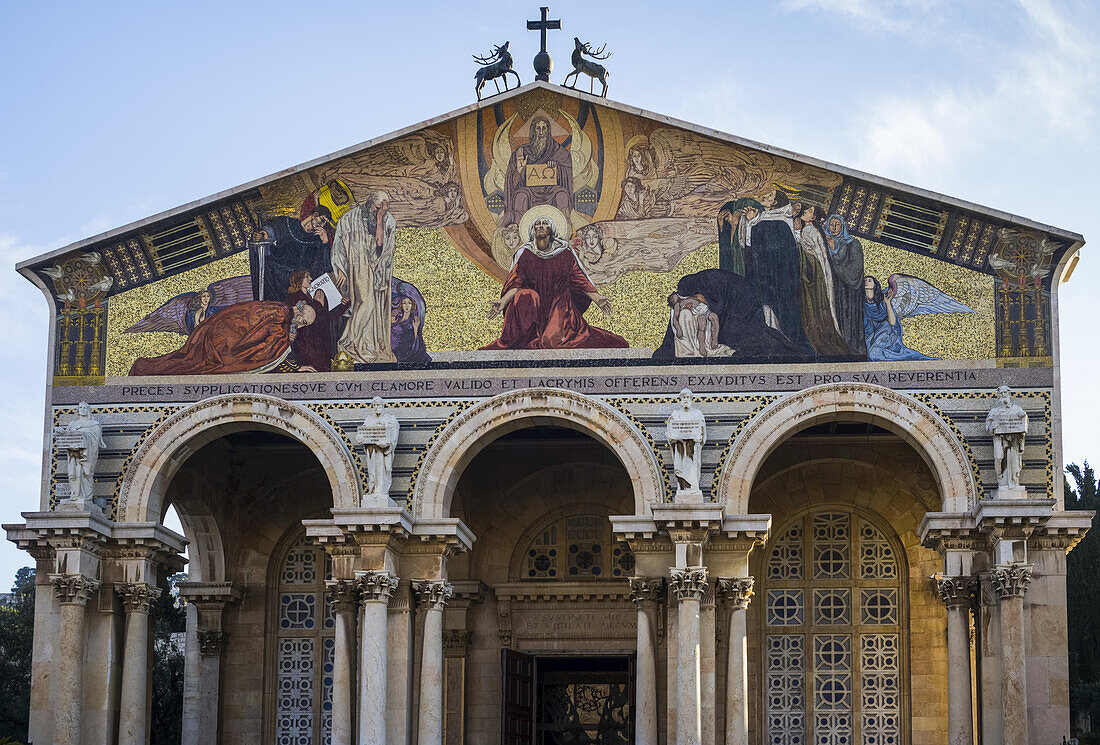 Kirche aller Nationen mit einer bunten Darstellung von Jesus Christus und seinen Anhängern; Jerusalem, Israel.