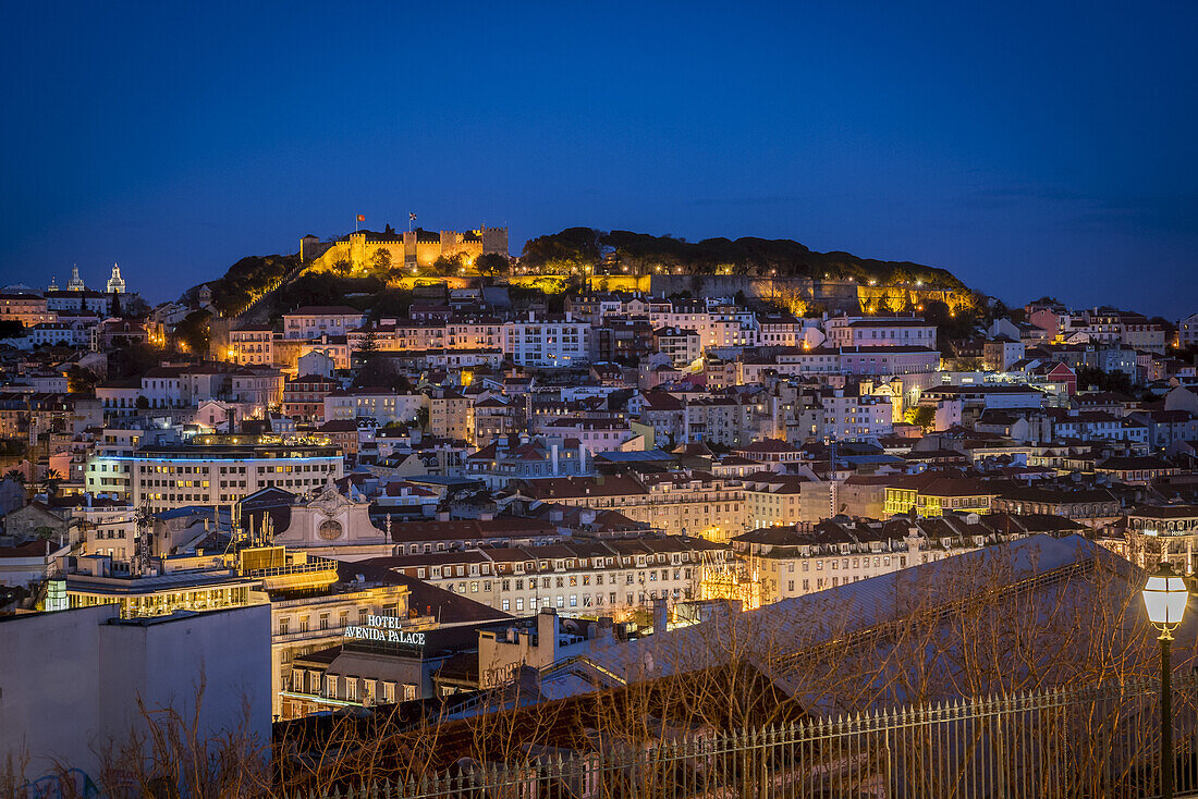 Blick auf die Stadt Lissabon vom Miradouro De Sao Pedro De Alcantara bei Nacht; Lissabon, Portugal.