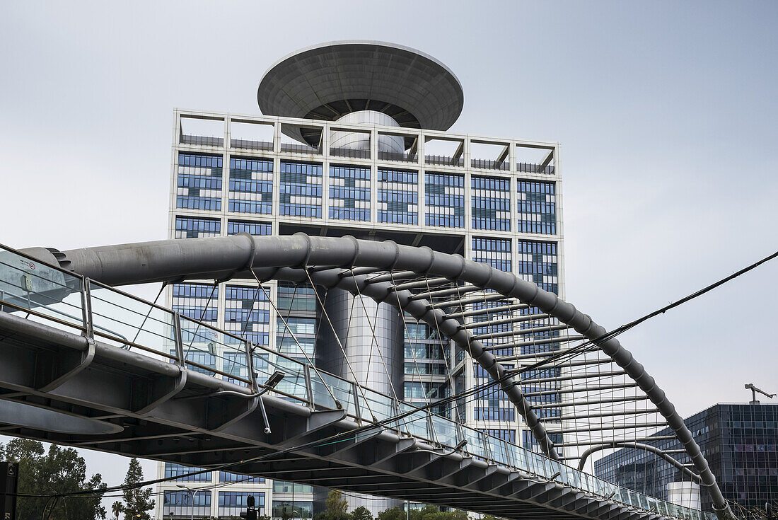 Das Gebäude des israelischen Verteidigungsministeriums und die Hakirya-Brücke; Tel Aviv-Yafo, Bezirk Tel Aviv, Israel.