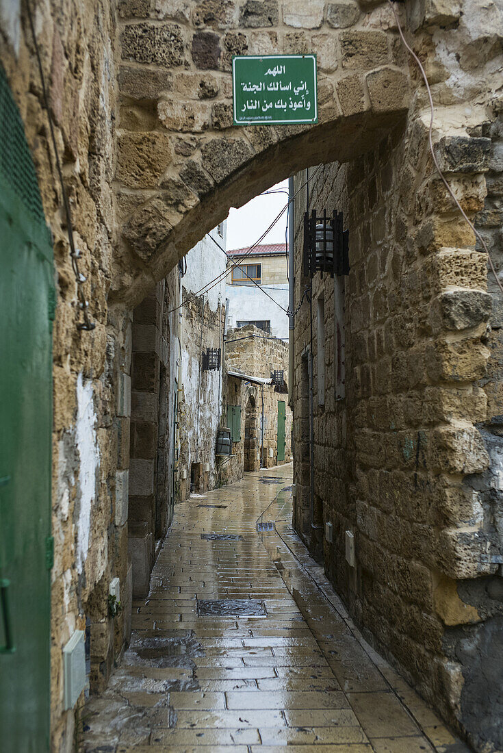 Ein schmaler, von Steinmauern gesäumter Gehweg; Israel