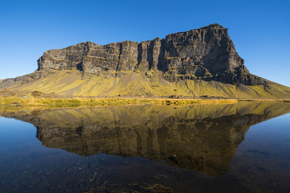 Uralte vulkanische Klippen an der Südküste Islands; Island