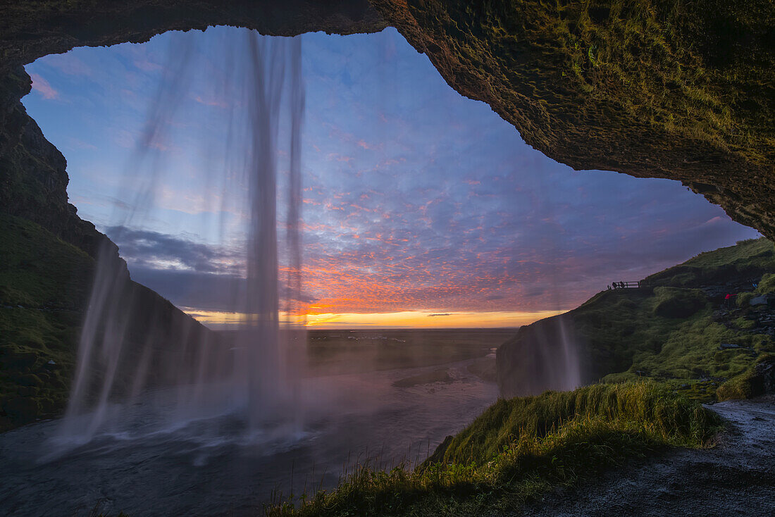 Seljandafoss, ein wunderschöner Wasserfall, hinter dem man spazieren gehen kann, bei Sonnenuntergang an der Südküste Islands; Island