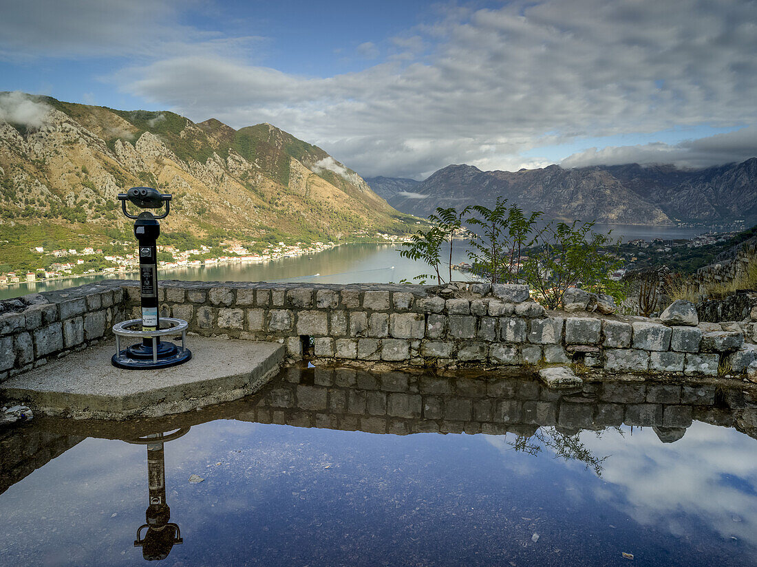 Blick vom Aufstieg zur Burg San Giovanni in Kotor; Kotor, Montenegro.