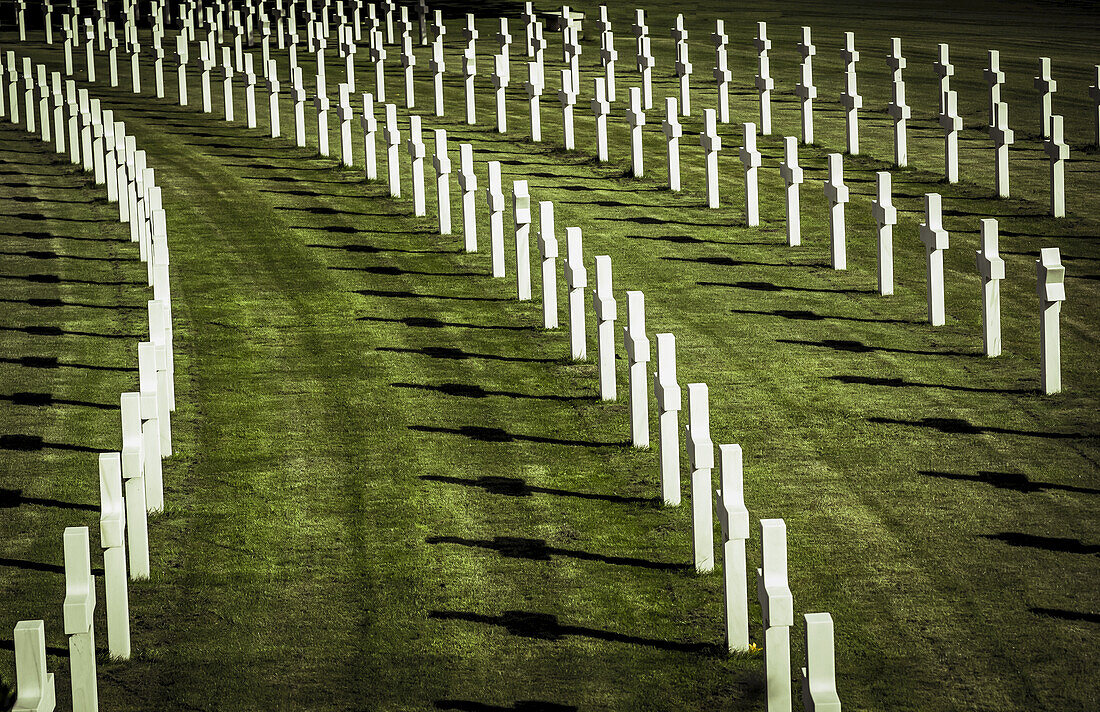 Reihen von weißen Kreuzen auf Gras, Cambridge American Cemetery and Memorial; Cambridge, Cambridgeshire, England.