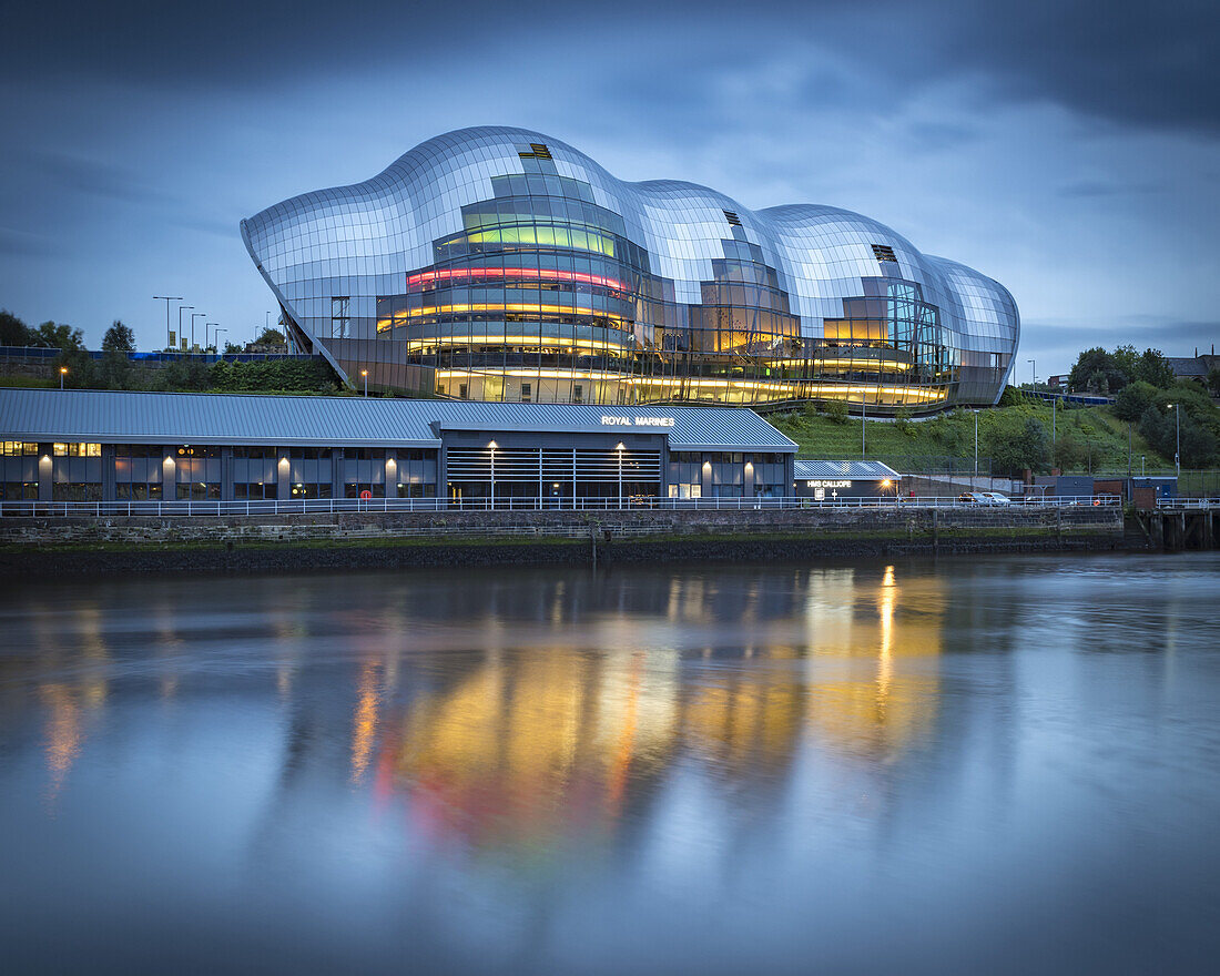Überlegungen zur Konzerthalle Sage Gateshead im Fluss Tyne; Gateshead, Tyne and Wear, England.
