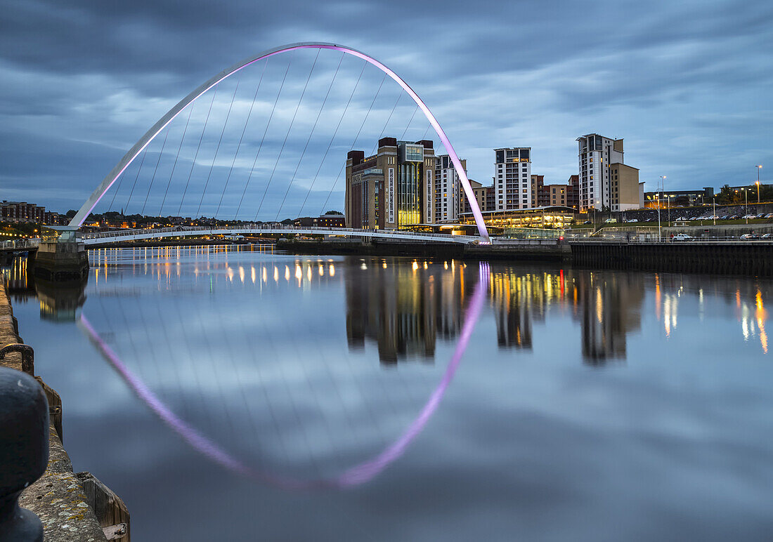 Gateshead Millennium Bridge und Spiegelung im Fluss Tyne; Gateshead, Tyne and Wear, England.