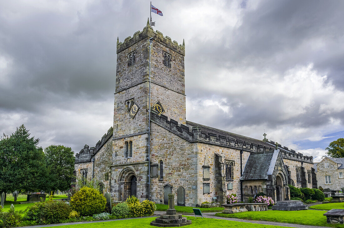 St. Mary's Church, mit normannischer Architektur aus dem 12. Jahrhundert; Kirkby Lonsdale, Cumbria, England