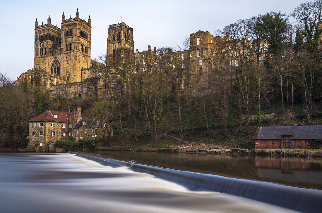 Kathedrale von Durham an den Ufern des Flusses Wear im Nordosten Englands; Durham, Grafschaft Durham, England.