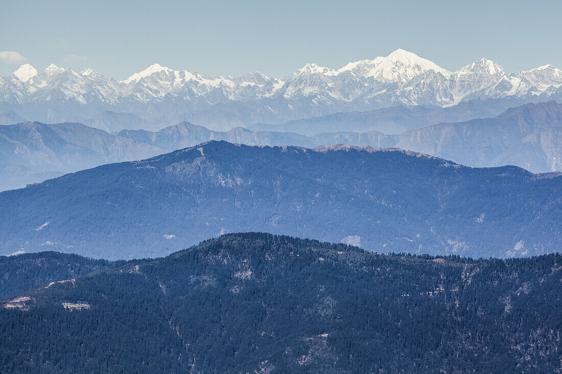 Schichten von Bergen im Himalaya mit schneebedeckten Gipfeln in der Ferne; Nepal.