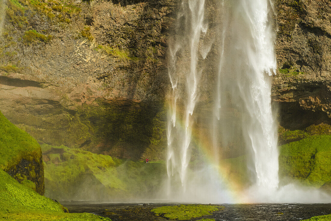 Seljalandsfoss Wasserfall und ein Regenbogen im Nebel; Island