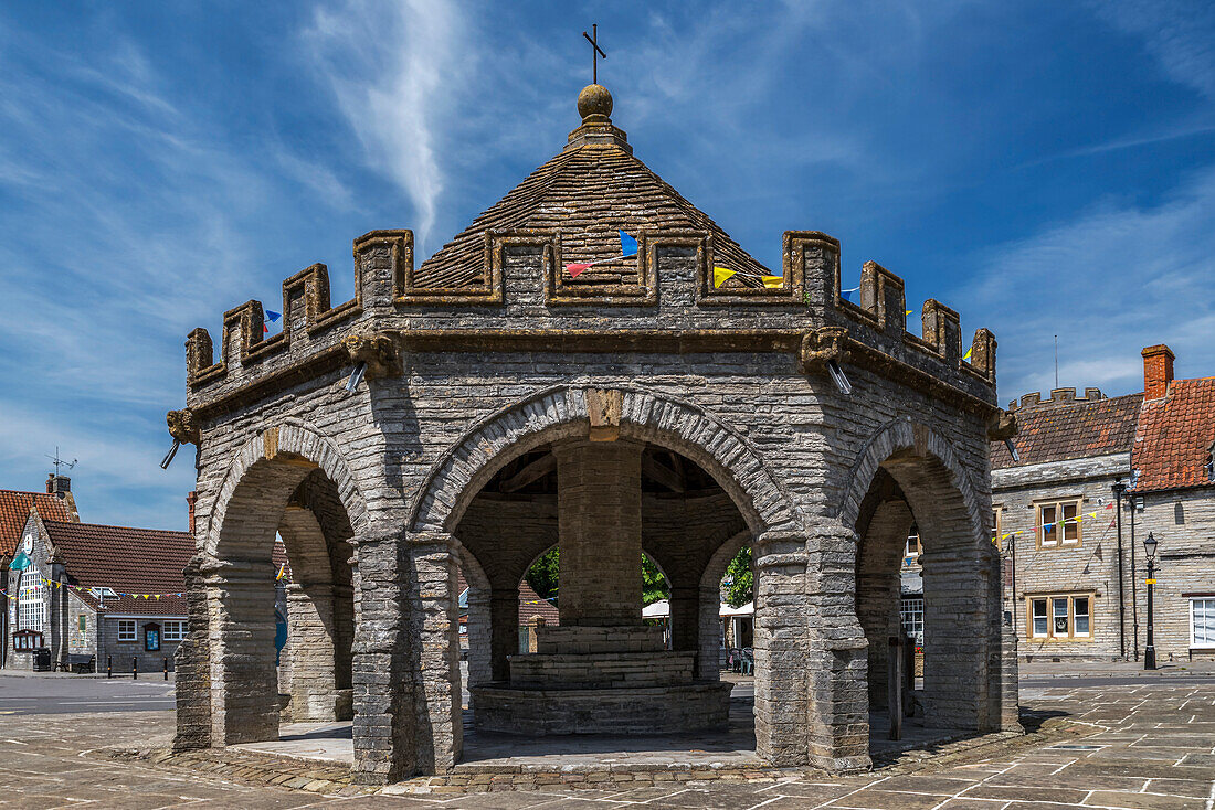 Marktkreuze stehen seit vor 1390 auf dem Hauptplatz der Marktstadt Somerton; das heutige Butterkreuz wurde 1673 wiederaufgebaut; Somerton, Somerset, England