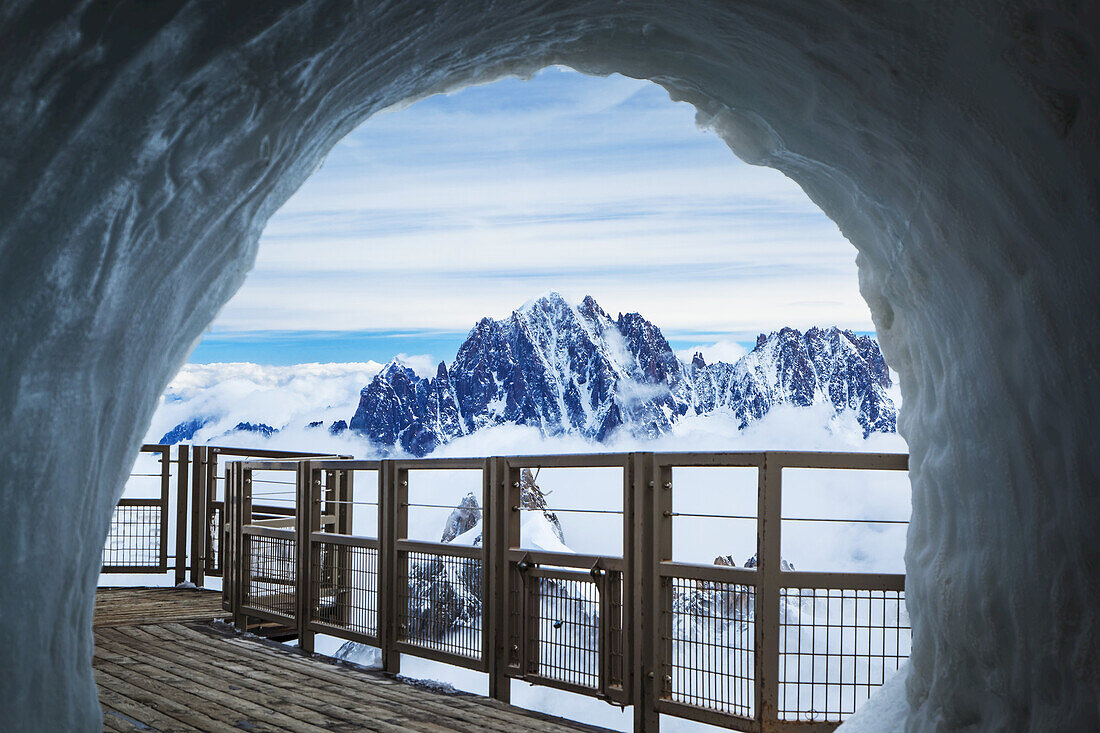 Französische Alpen und Aiguille du midi Panoramablick durch die Eishöhle; Chamonix-Mont-Blanc, Rhone-Alpes, Frankreich