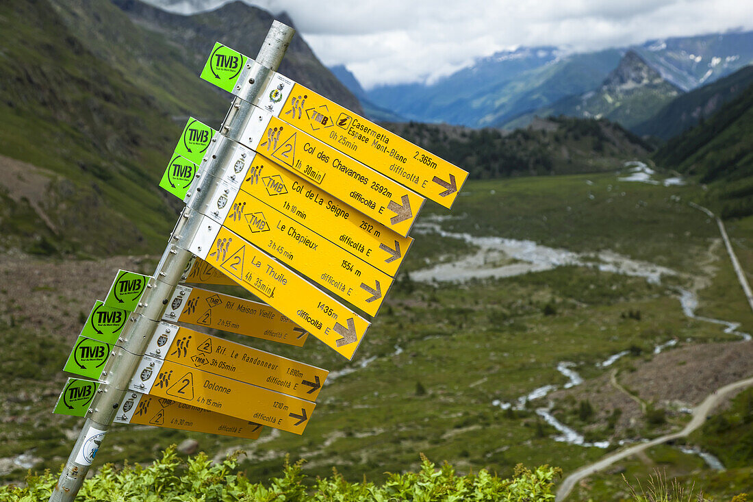 Wegweiser auf dem Tour du Mont Blanc, Veni-Tal, Alpen; Aostatal, Italien.