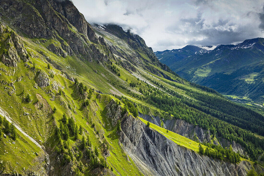 Alpenlandschaft des Mont blanc und des Val Ferret, vom Pavillon du Mont Frety, Funivie Monte Bianco aus gesehen; Courmayeur, Aostatal, Italien.