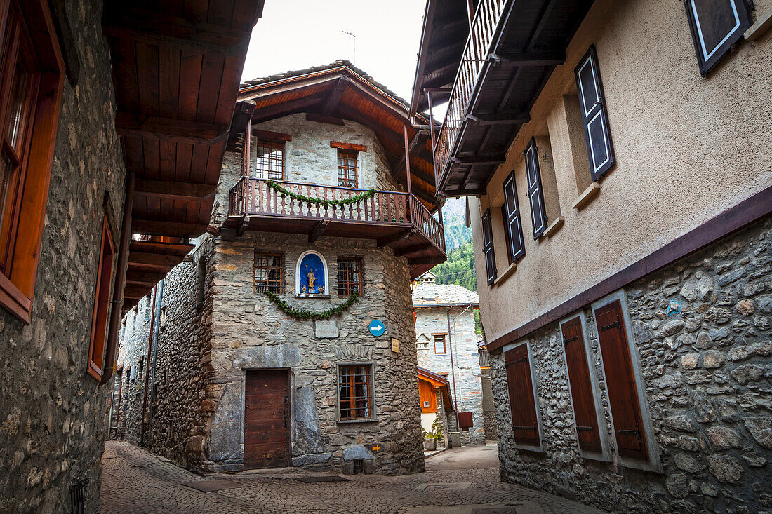 Antike Kopfsteinpflasterstraßen von Dolonne, in der Nähe von Courmayeur; Aostatal, Italien.