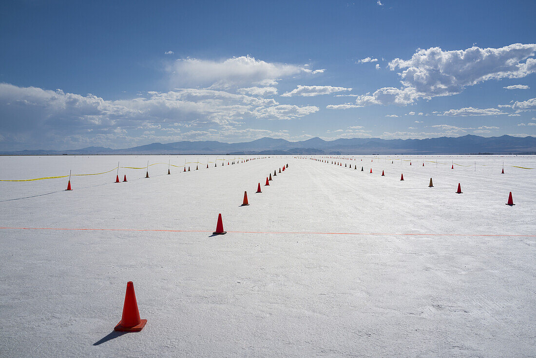 Staging lanes at starting line on Bonneville Salt Flats of Bonneville Speed Week 2017; Wendover, Utah, Vereinigte Staaten von Amerika