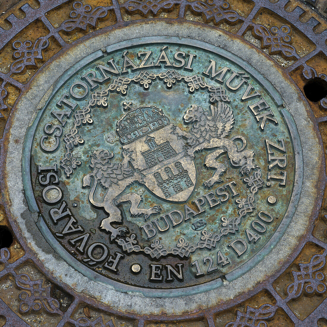 Ein Emblem für Budapest auf einem metallenen Gullydeckel im Burgviertel von Buda; Buda, Budapest, Ungarn.