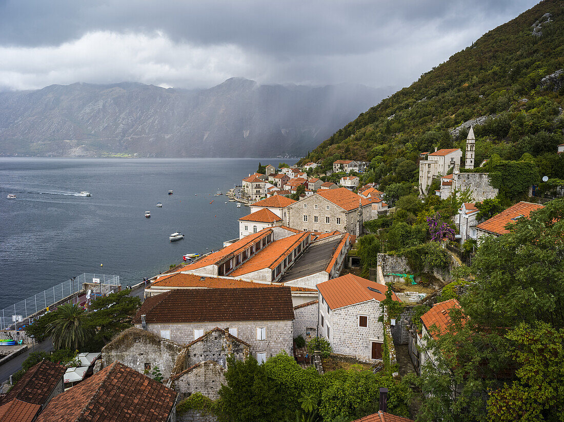 Häuser und Boote entlang der Bucht von Kotor; Perast, Montenegro.