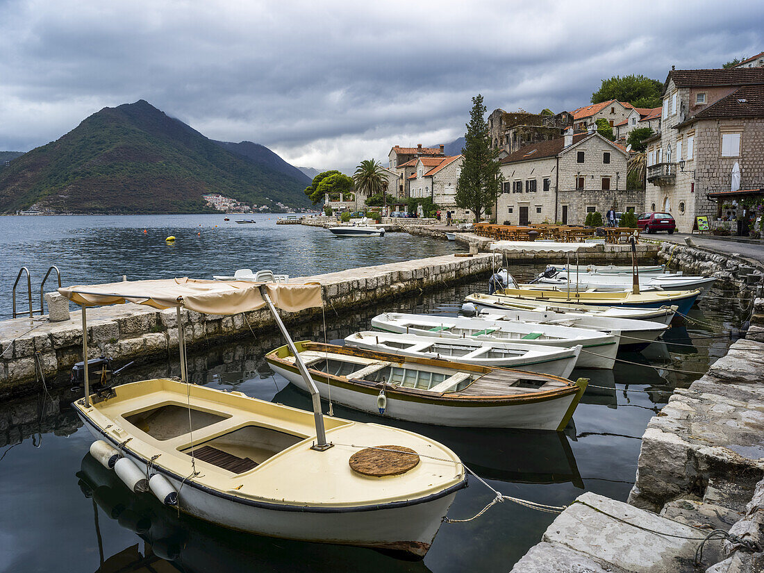 Häuser und Boote entlang der Bucht von Kotor; Perast, Kotor, Montenegro