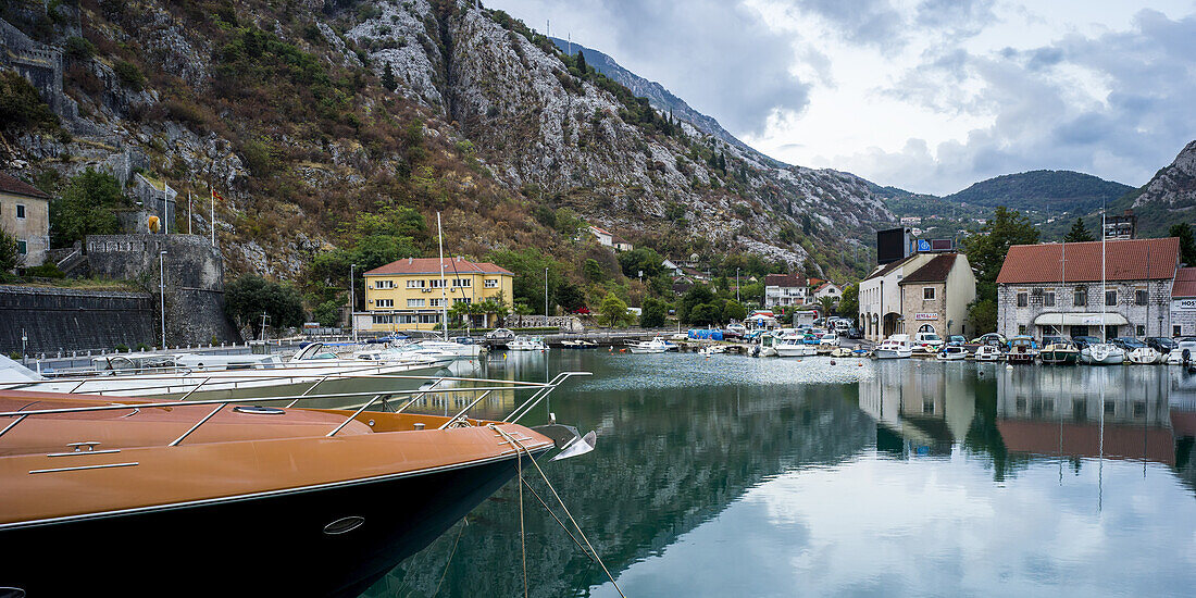 Häuser und Boote entlang der Bucht von Kotor; Kotor, Montenegro