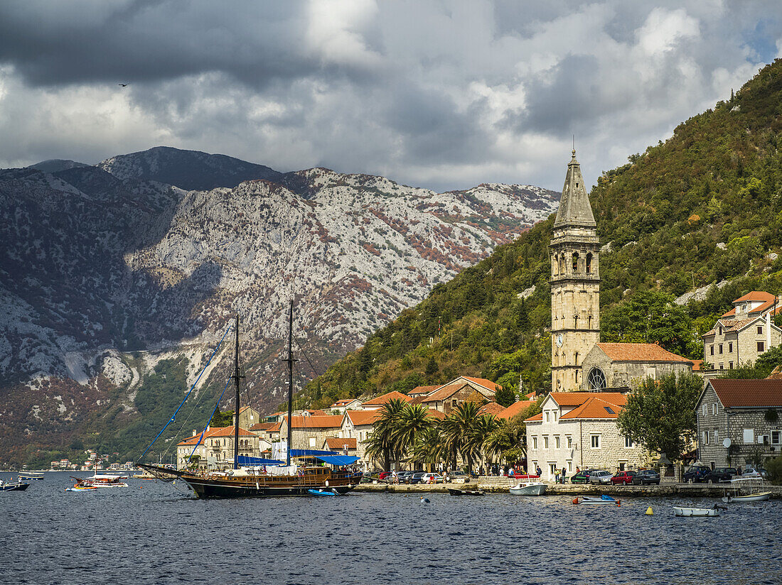 Gebäude und Boote entlang der Bucht von Kotor; Perast, Kotor, Montenegro