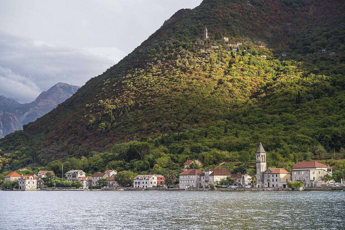 Eine Stadt an der Küste der Bucht von Kotor; Montenegro.