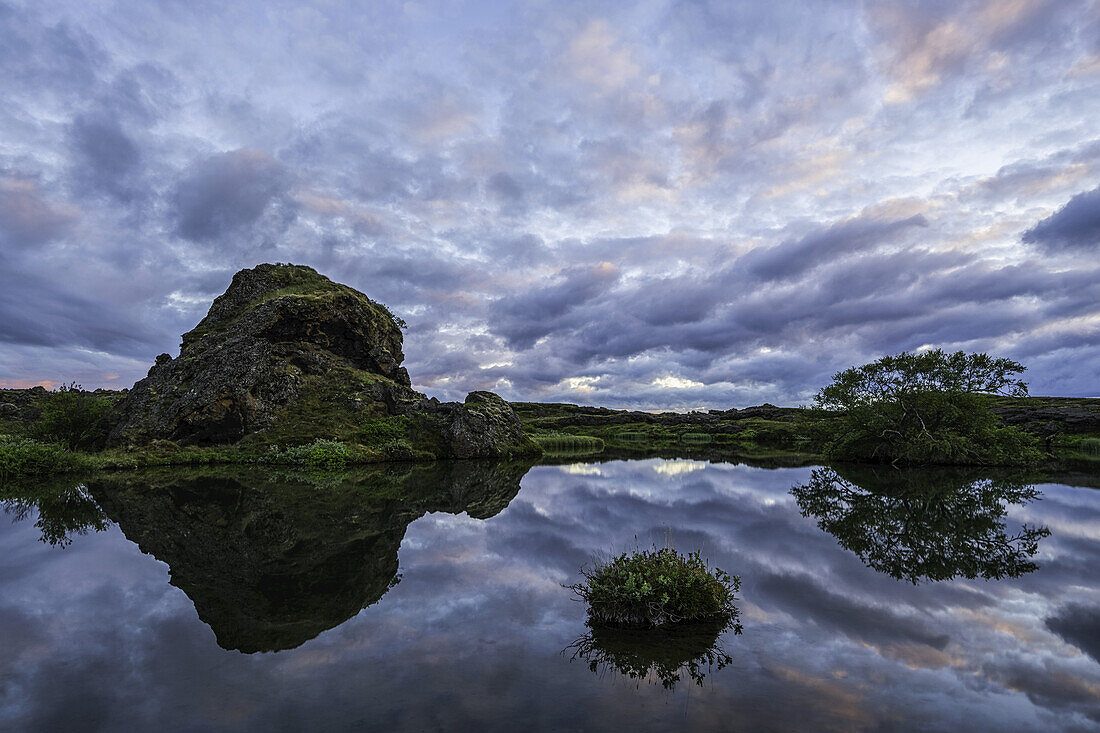 Sonnenuntergang über der alten Lava und dem kleinen Teich in der Nähe des Myvatn-Sees, Nordisland; Island