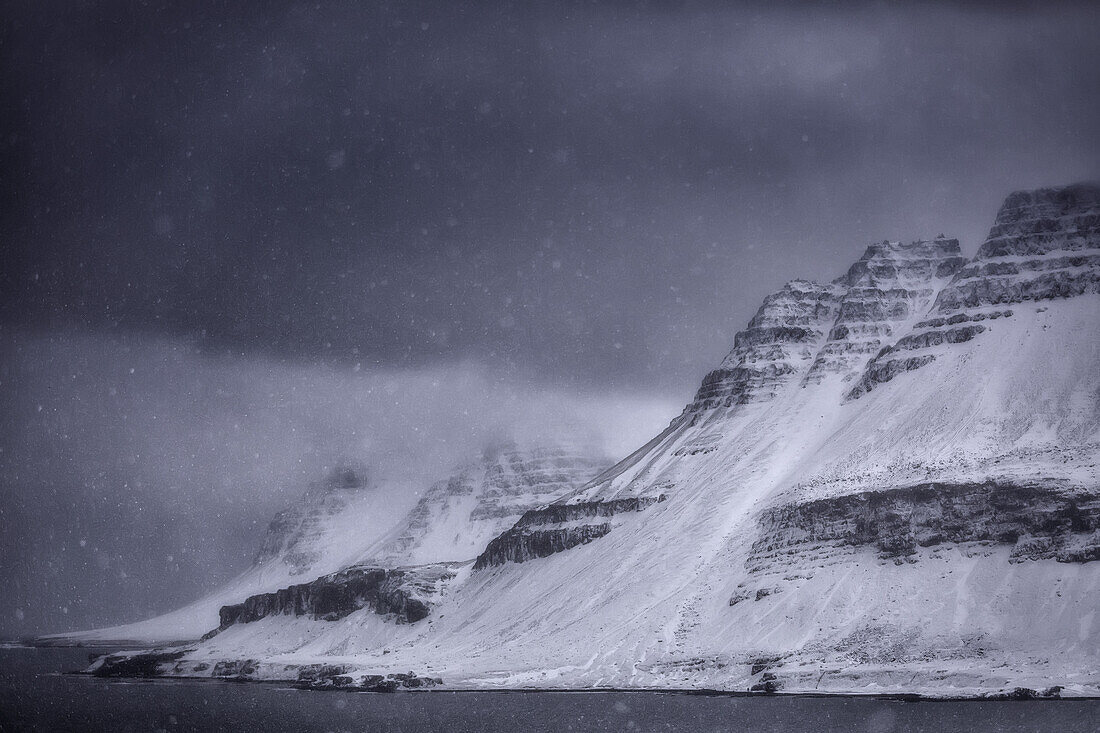Ein Schneesturm entlang der Strandir-Küste an den isländischen Westfjorden; Island