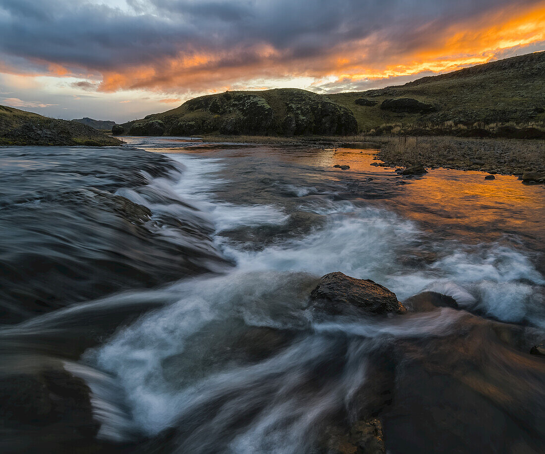 Atemberaubender Sonnenuntergang über einem unbenannten Bach im abgelegenen Island; Island